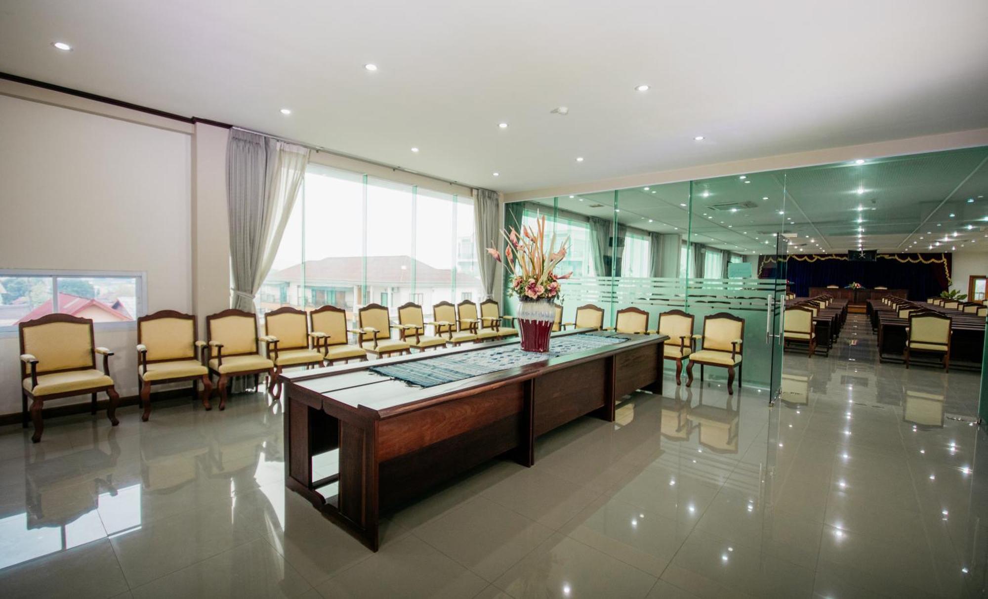 Sisombat Plaza Hotel Vang Vieng Dış mekan fotoğraf