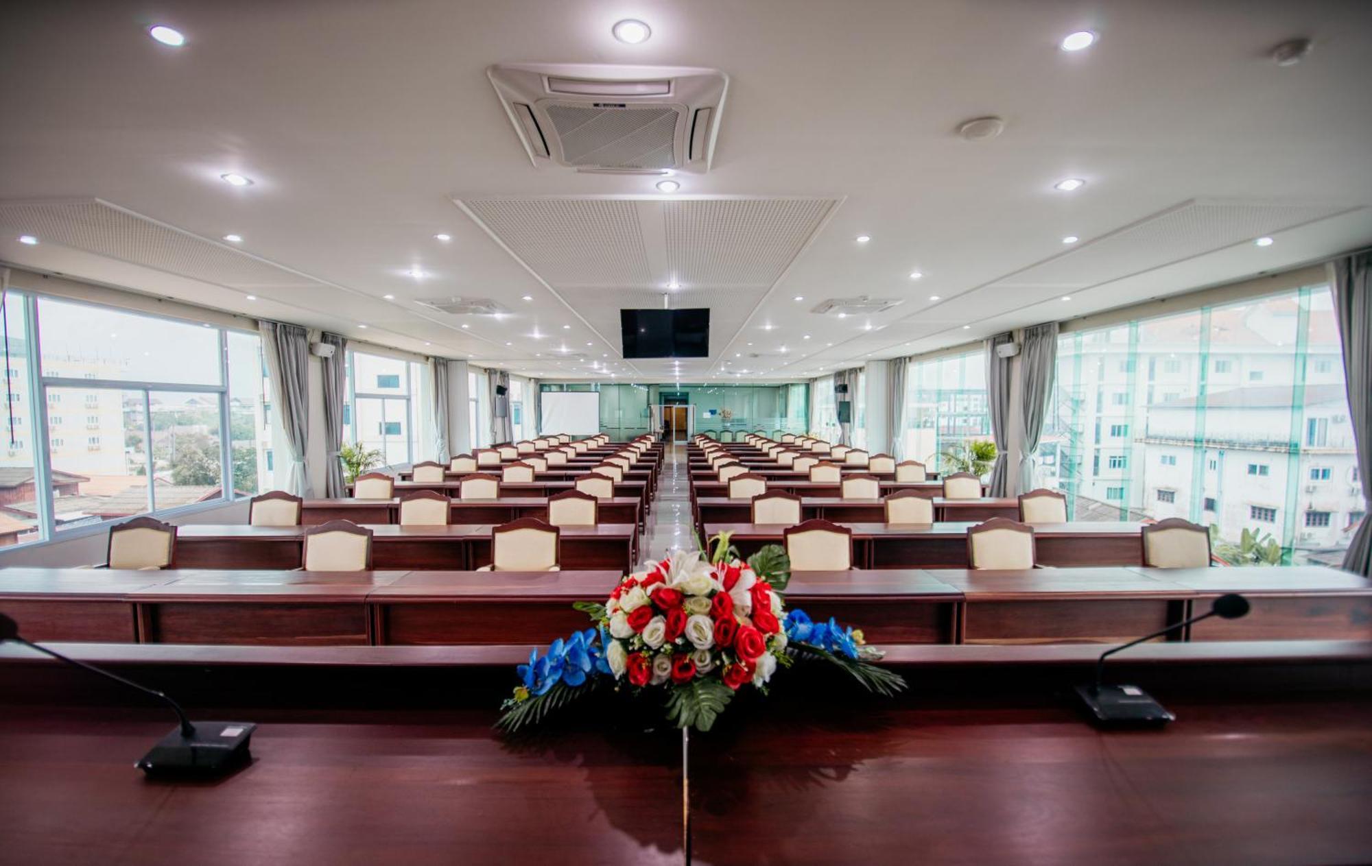 Sisombat Plaza Hotel Vang Vieng Dış mekan fotoğraf