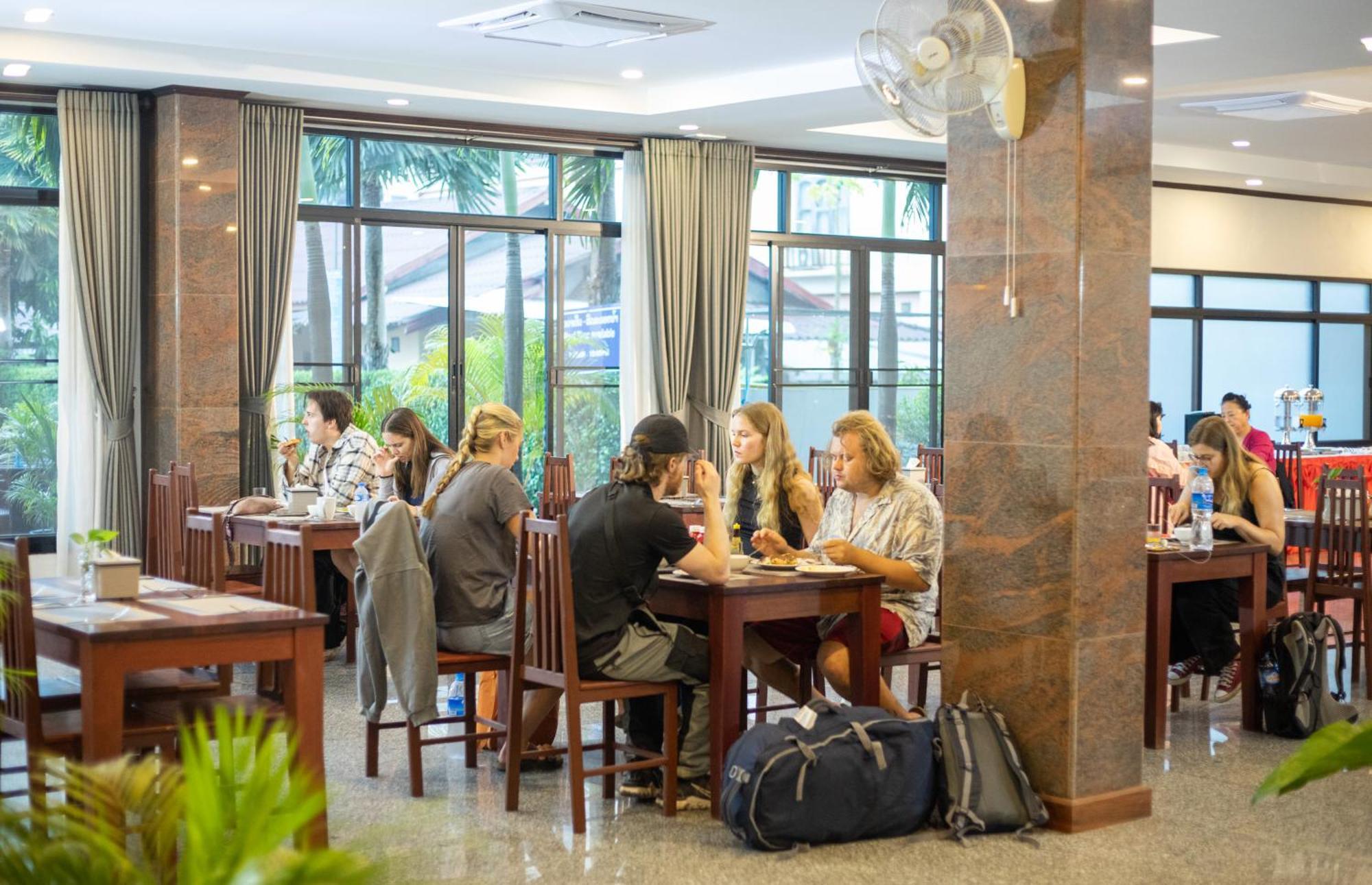 Sisombat Plaza Hotel Vang Vieng Dış mekan fotoğraf