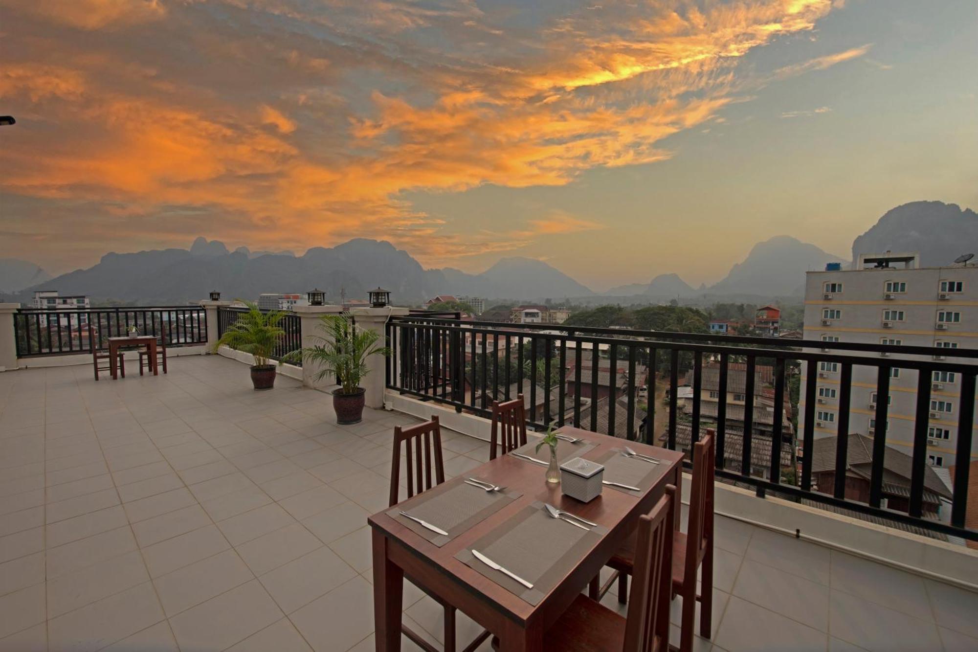 Sisombat Plaza Hotel Vang Vieng Dış mekan fotoğraf