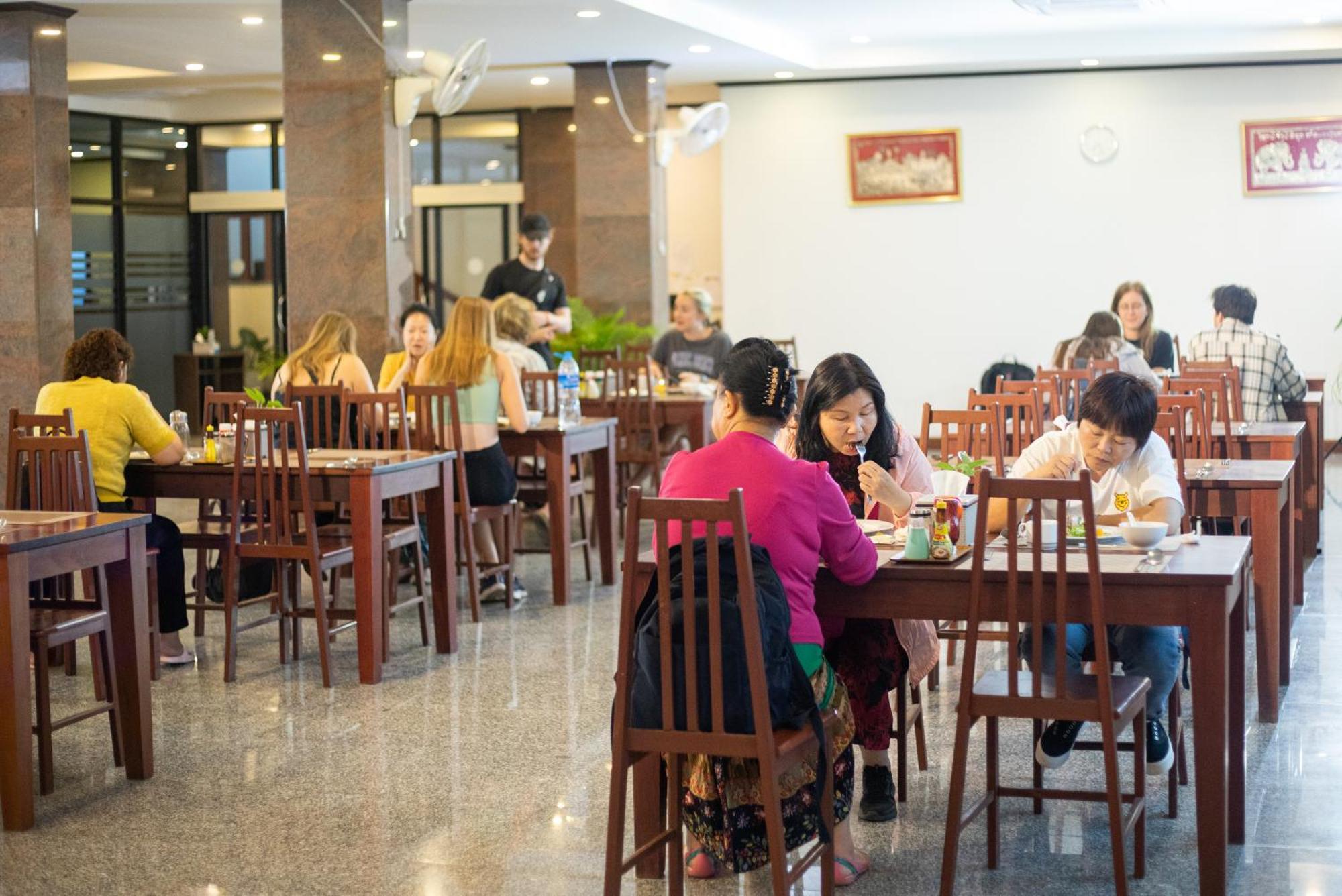 Sisombat Plaza Hotel Vang Vieng Dış mekan fotoğraf