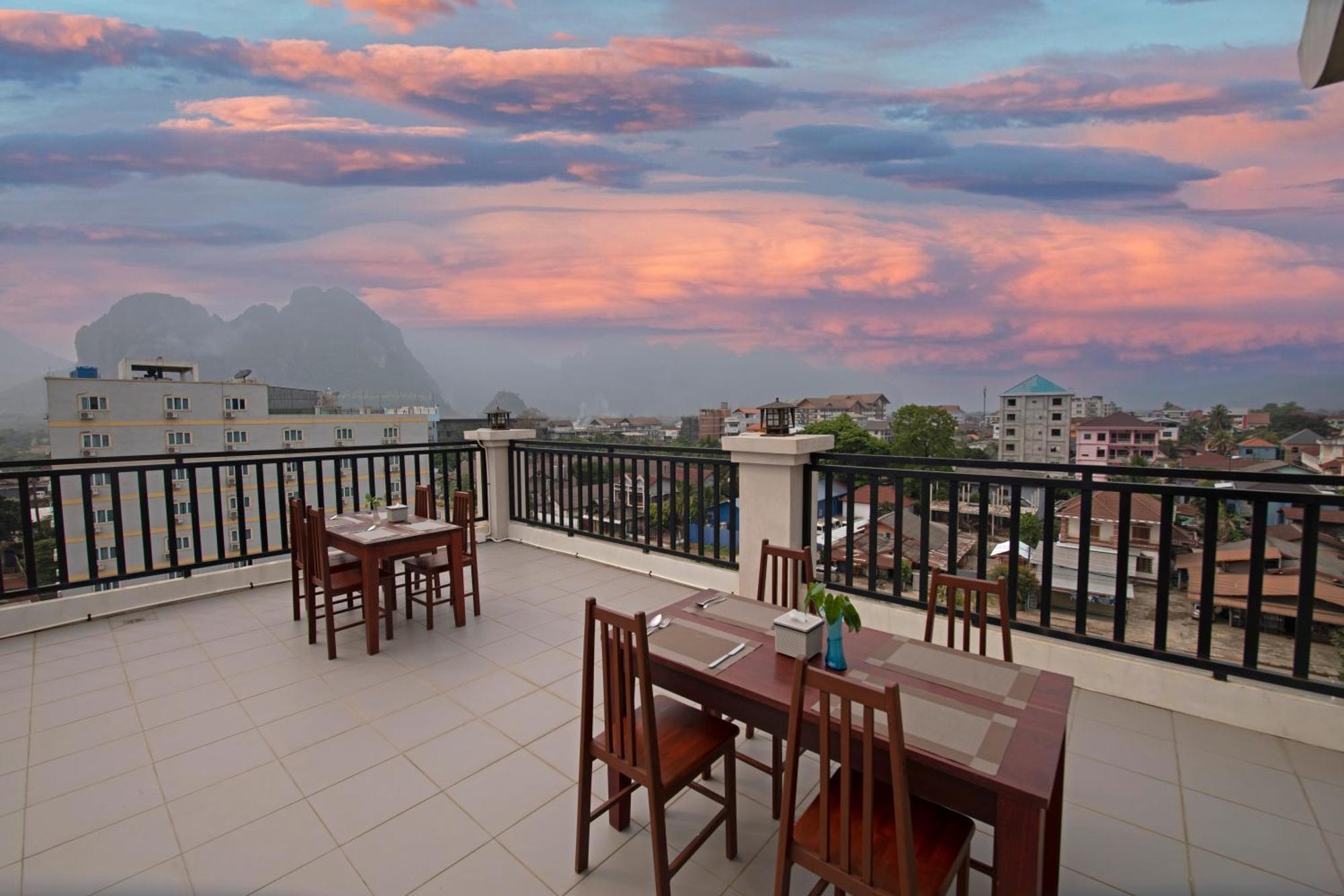 Sisombat Plaza Hotel Vang Vieng Dış mekan fotoğraf
