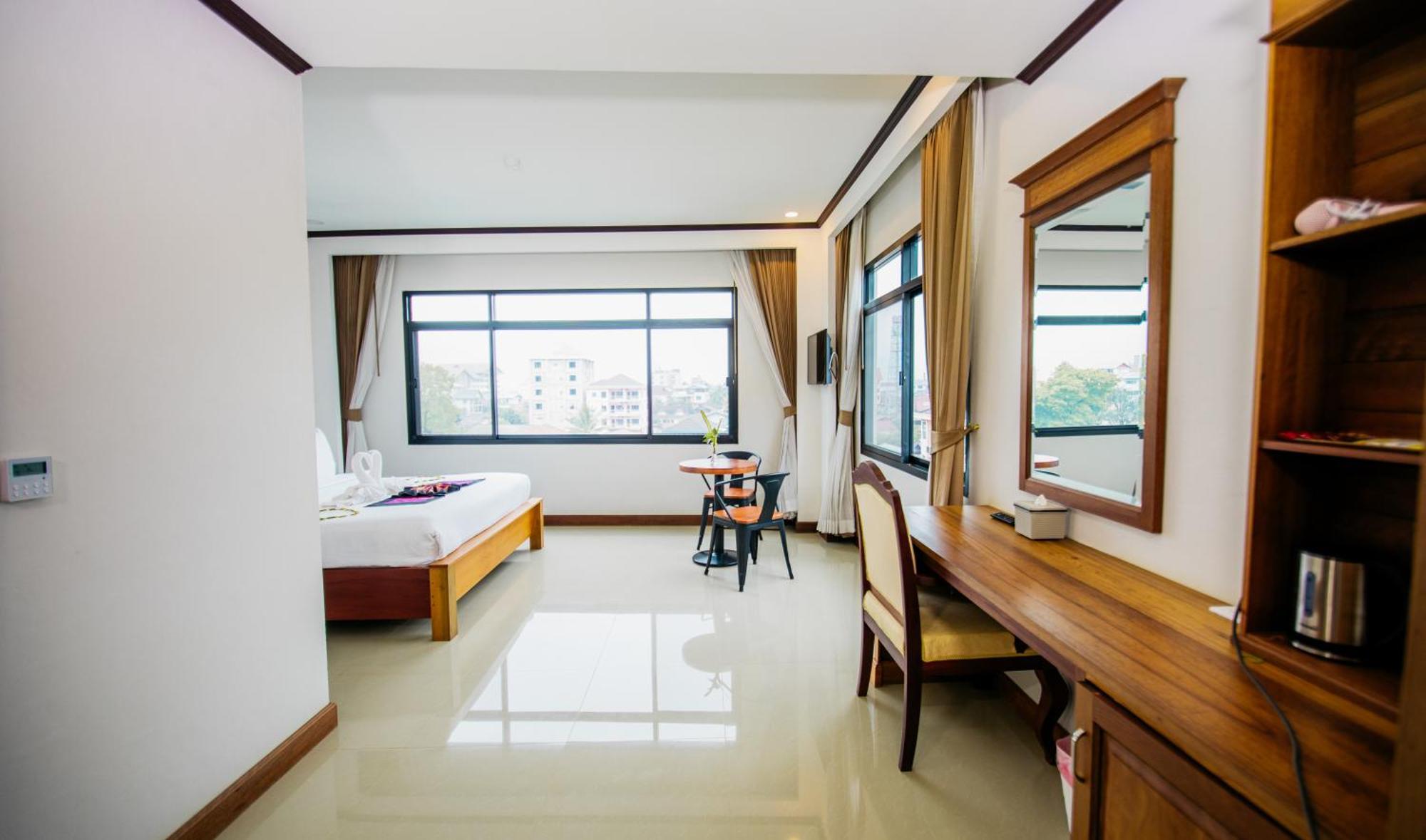 Sisombat Plaza Hotel Vang Vieng Dış mekan fotoğraf
